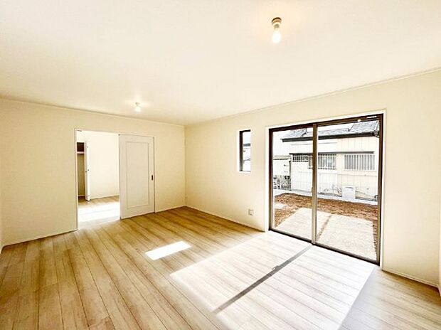 大きな窓からたっぷりの陽光と風を感じられるリビング