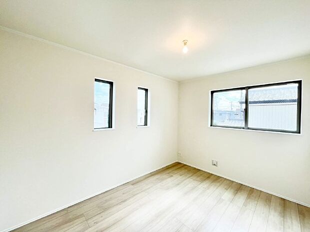 窓からのやさしい光が心地よいプライベートルーム