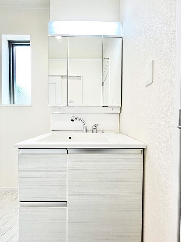 収納力と機能性に優れた洗面化粧台