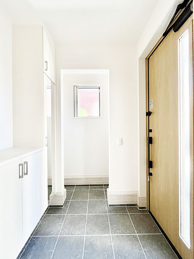 ご家族やお客様を気持ちよくお出迎え!広々空間が心地よいSIC付き玄関。