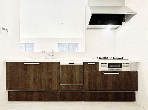 システムキッチンはシンプルでスッキリした飽きの来ないデザインなので永く使えそう!