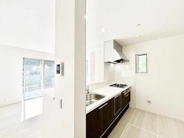 ご家族の会話弾む対面キッチン。お料理中のパパママもご家族と過ごす時間が増えそう!