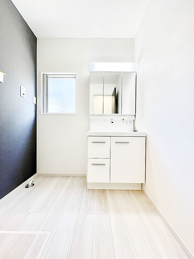 三面鏡キャビネット・シャワー付き洗面化粧台で忙しい朝の身支度もスムーズに!