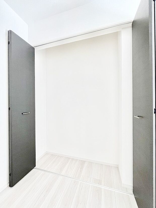 食品や日用品のストックもスッキリ収納できるパントリー付きです。