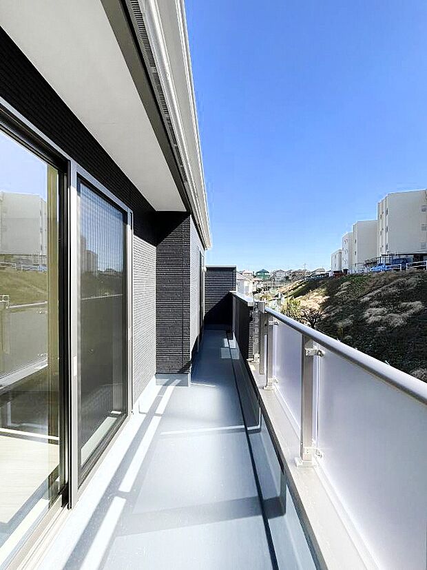 暖かな陽光が降り注ぐバルコニーはお洗濯におすすめ。爽やかな風も心地よいです。