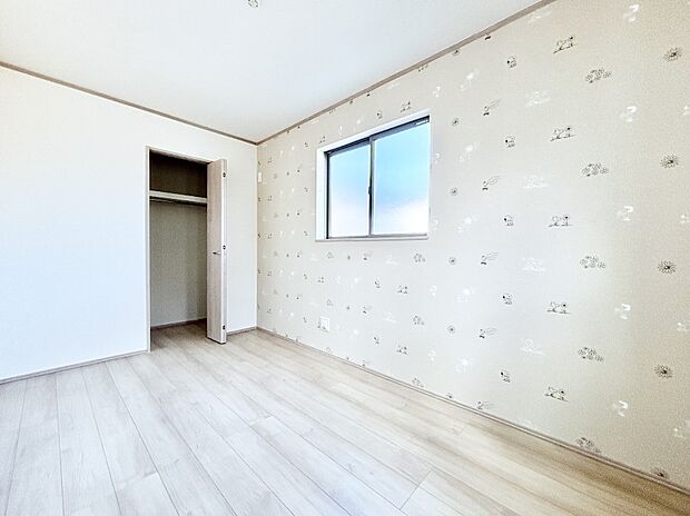 お子さまのお部屋としても!衣類の整理整頓に便利なクローゼット付きの洋室。