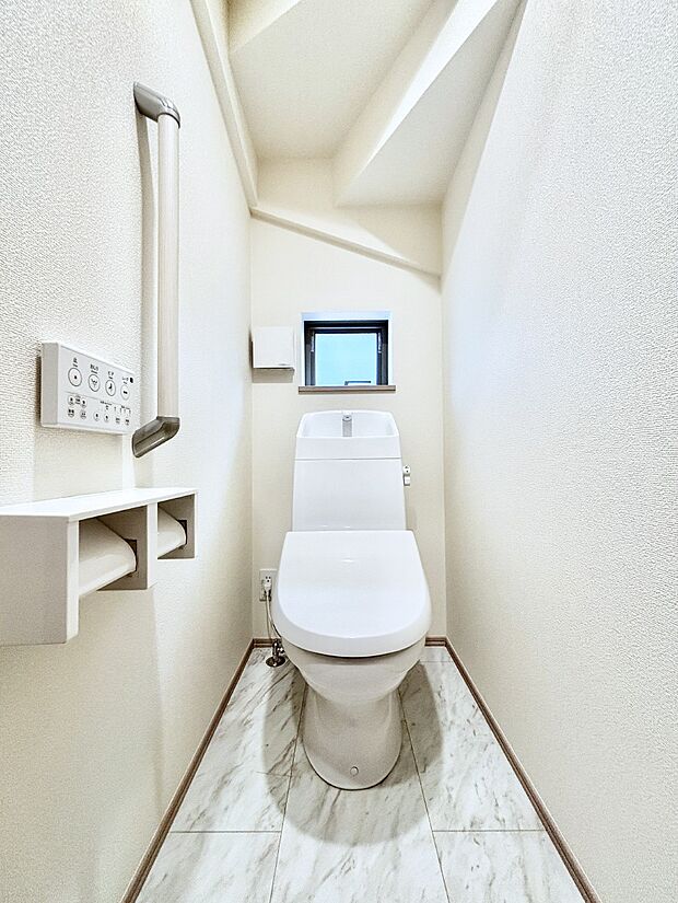 換気用小窓があり、明るく清潔な空間です。 