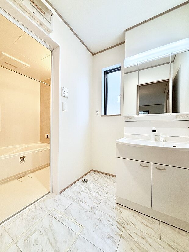 小窓がついているので湿気の多い場所でも換気が十分行えます。毎日の身支度を気持ち良く!