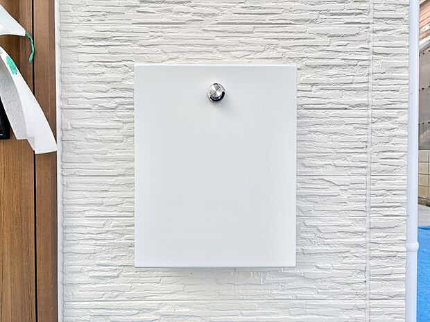 シンプルデザインのポスト。