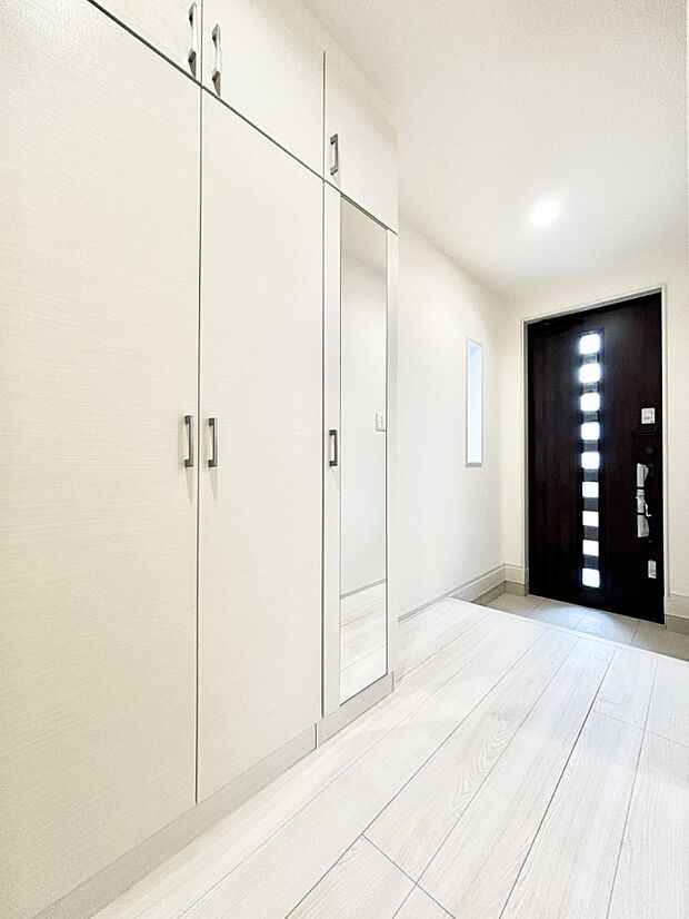 明るい玄関はお客様をお出迎えするのにぴったりです!