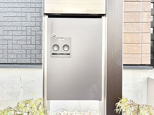 不在時でも荷物が受け取れ、再配達依頼の手間が省ける嬉しい宅配ボックス付