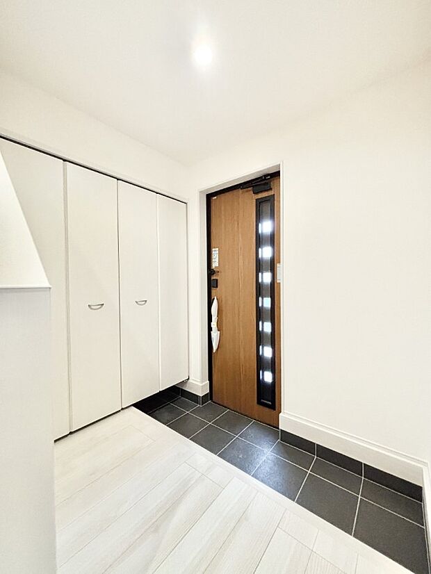 窮屈さを感じさせない広々玄関!