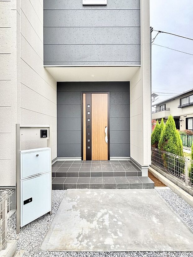 玄関アプローチにはプランターを並べて季節の花でお客様をおもてなしできます。