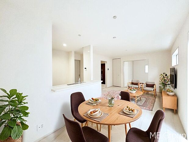 落ち着いた雰囲気のLDKは家族みんなの快適空間※家具はCGです