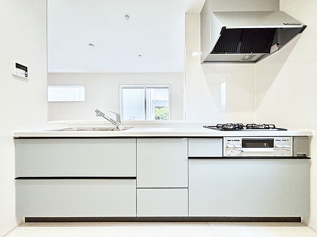 リビングを見渡せる人気のカウンターキッチン。 家族を見守りながら家事をすることができます。