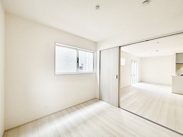 リビング横の洋室は引き戸を開ければリビングと一体に。閉じれば独立した洋室に。