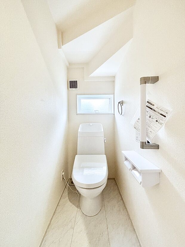 トイレは2ヶ所。温水洗浄機能付き。