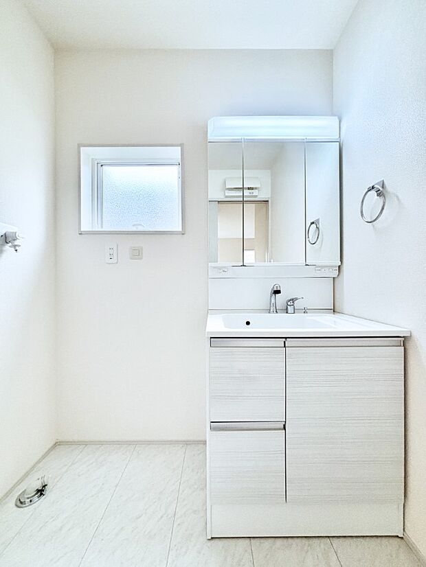 大きく見やすい三面鏡で清潔感ある洗面台は、身だしなみチェックや肌のお手入れにおすすめです。