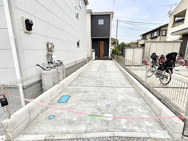 駐車2台可能!急なお客様の駐車に。また、ご家族の自転車スペースとしても大活躍。