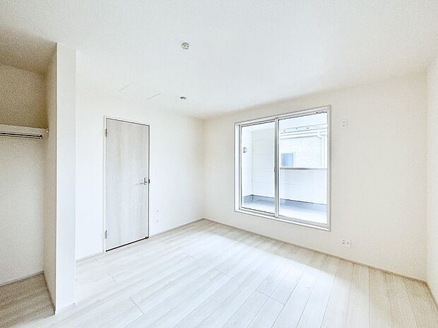 バルコニーが開放感をプラスしてくれる洋室