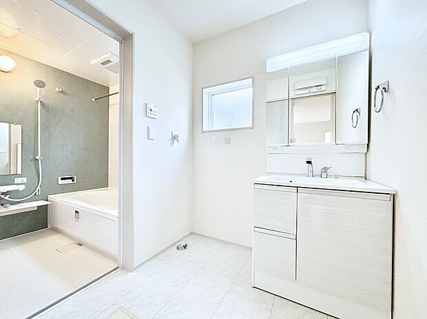 小窓がついているので湿気の多い場所でも換気が十分行えます。毎日の身支度を気持ち良く!