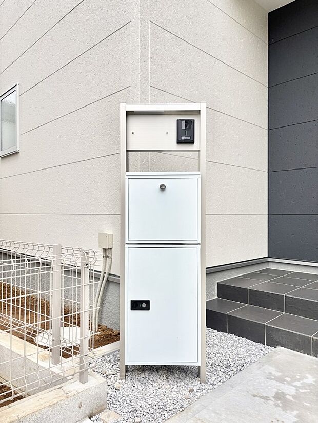 表札・インターホン・ポスト・宅配BOXをひとつに集約。エントランスになじむシンプルデザイン。