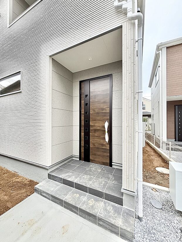 玄関アプローチにはプランターを並べて季節の花でお客様をおもてなしできます。