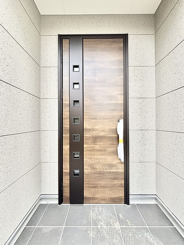 住まいの顔を演出する、玄関ドア。