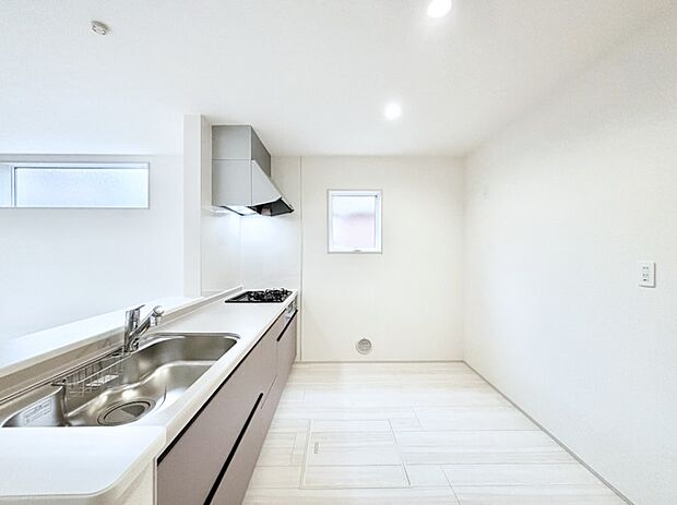 爽やかな風が通り抜けるキッチン。窓があるので明るく換気にも役立ちます。