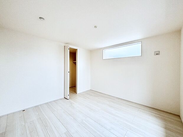 ウォークインクローゼットがあるお部屋。季節ごとの入れ替えも不要で便利です!