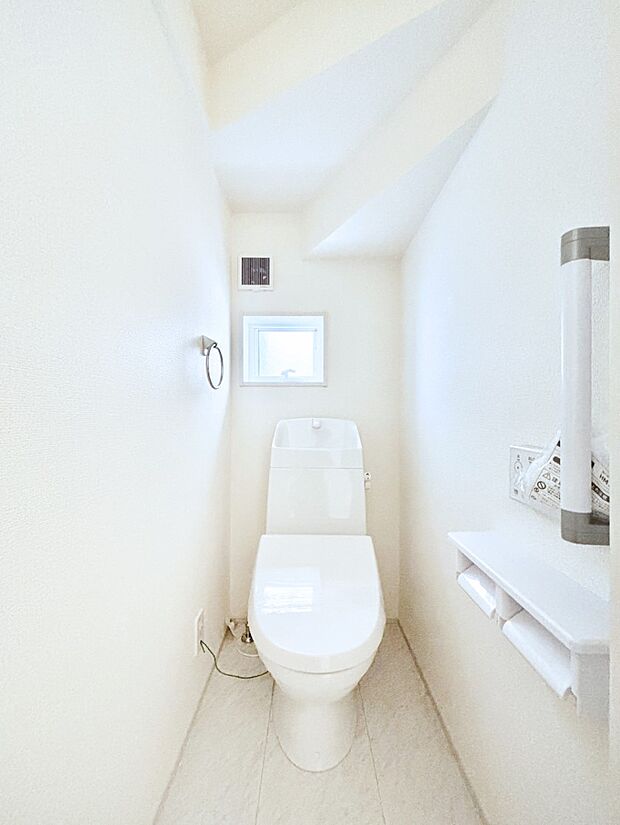 トイレは2ヶ所。温水洗浄機能付き。