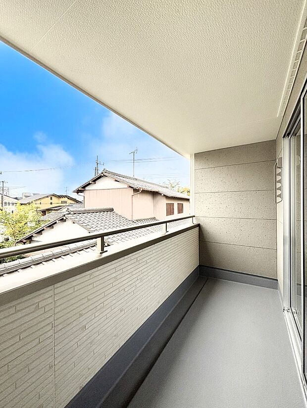 南向きのバルコニー!ご家族の洗濯物はもちろん、お布団もたっぷり干せます!