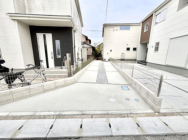 駐車2台可能!急なお客様の駐車に。また、ご家族の自転車スペースとしても大活躍。