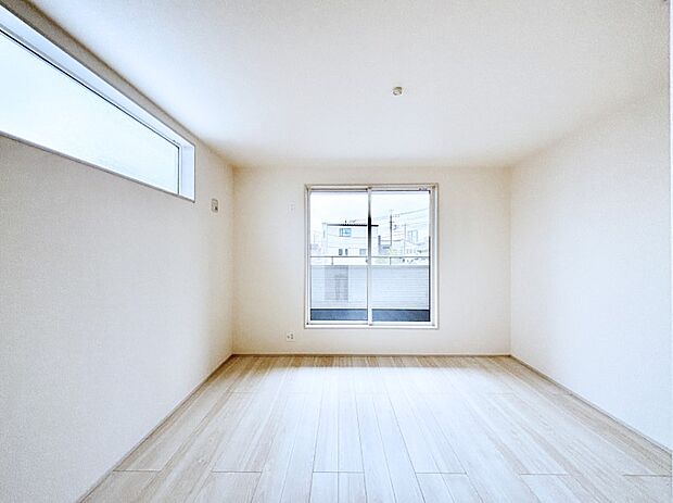 バルコニーが開放感をプラスしてくれる洋室