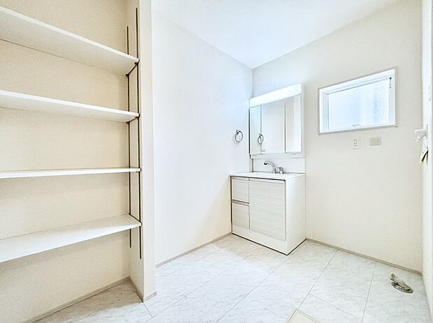 小窓がついているので湿気の多い場所でも換気が十分行えます。毎日の身支度を気持ち良く!