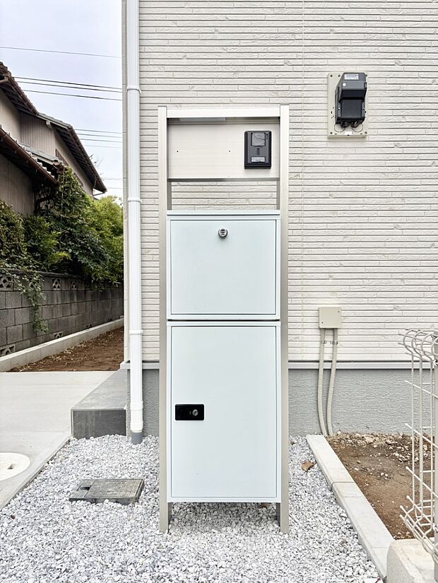 表札・インターホン・ポスト・宅配BOXをひとつに集約。エントランスになじむシンプルデザイン。