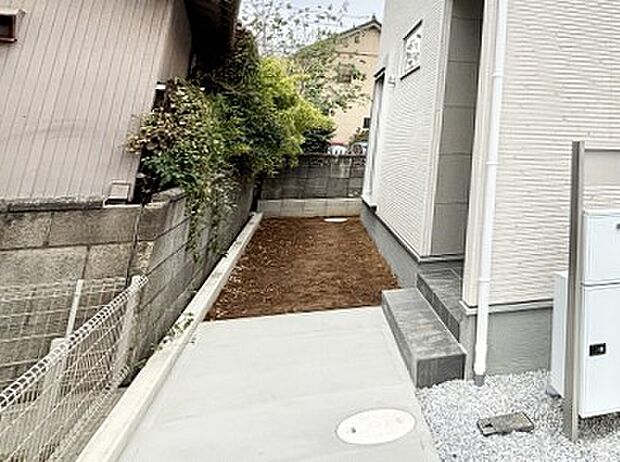 ガーデニングや家庭菜園も楽しめるお庭付き。