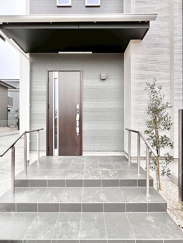 大切な家族、来客を出迎える玄関。