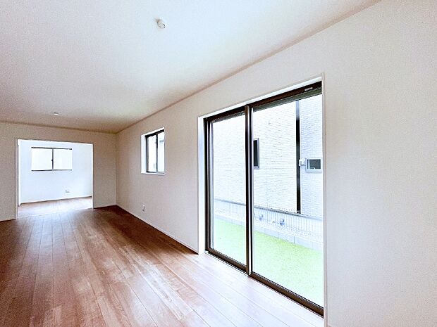 大きな窓からたっぷりの陽光と風を感じられるリビング