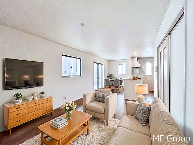 ご家族の賑やかな話し声で包まれる明るいリビング ※家具はCGです