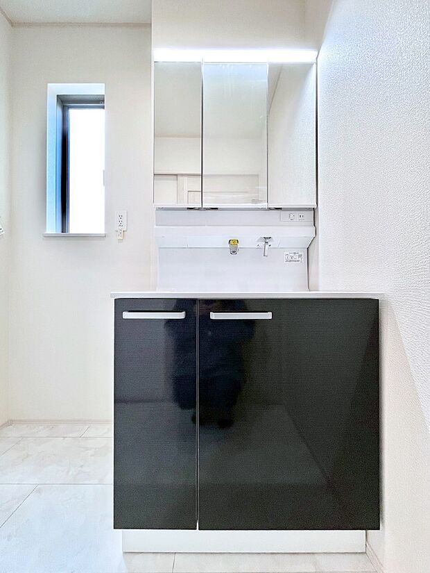 大きく見やすい三面鏡で清潔感ある洗面台は、身だしなみチェックや肌のお手入れにおすすめです。