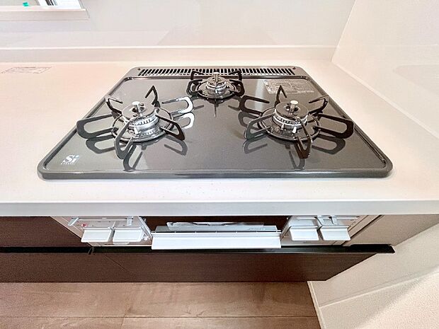 ガスコンロはSiセンサー搭載。火力調節や焦げ付き・消し忘れも防いでくれます。