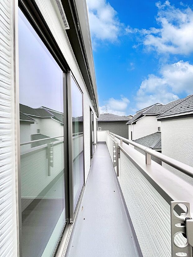 ゆったりバルコニーだから沢山お洗濯ものを干せます。