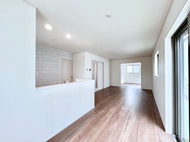 家族の笑顔が自然と生まれてくる、そんな雰囲気のダイニングに仕上がっています。