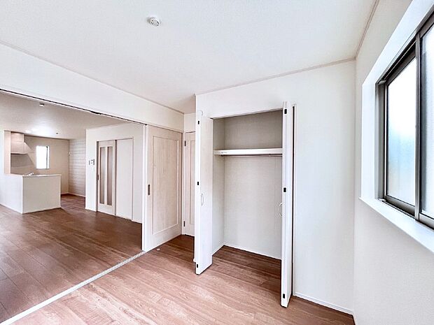 リビングの隣にある洋室。扉を開放して広く利用することも可能です。