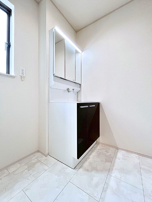 清潔感のある快適空間です。毎日の身支度も気持ち良くお使い頂けます。