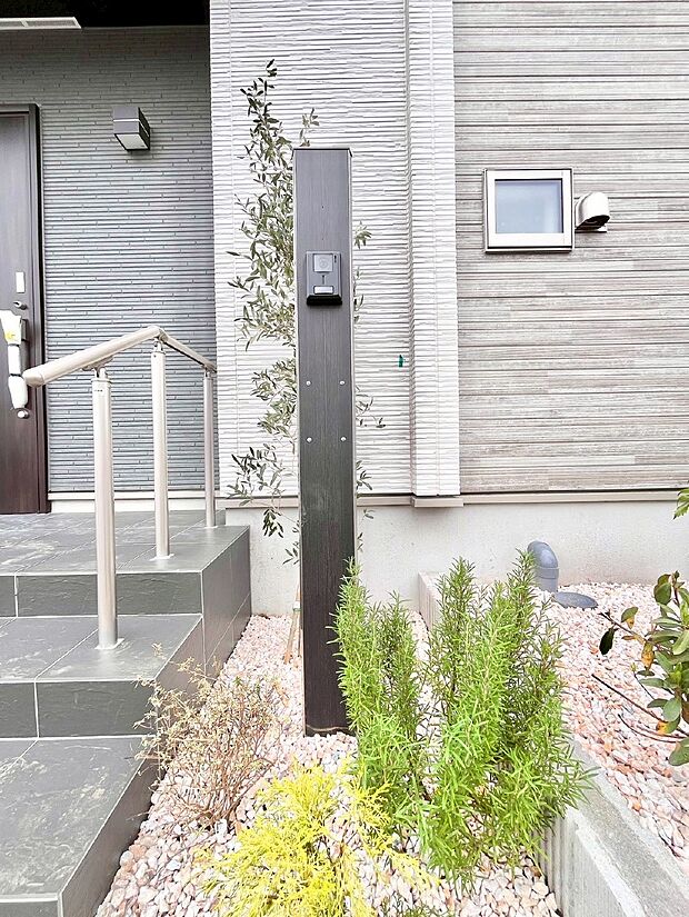 表札・インターホン・ポストをひとつに集約。エントランスになじむシンプルデザイン。