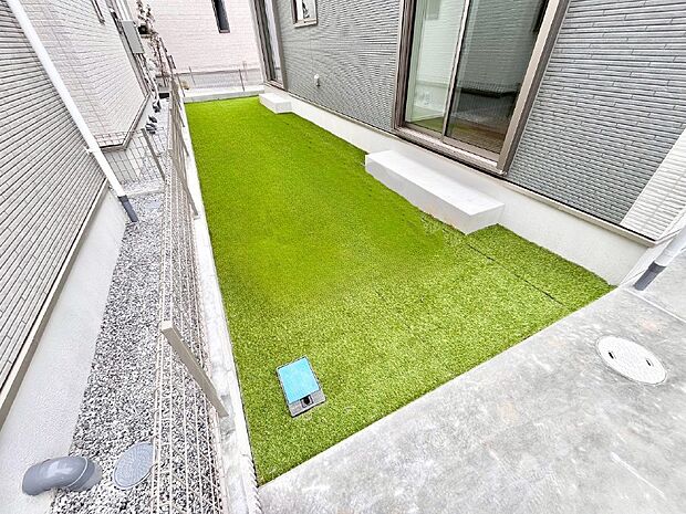 ガーデニングや家庭菜園も楽しめるお庭付き。