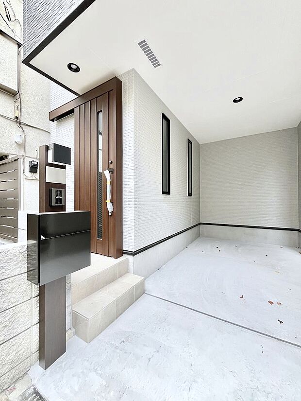 玄関前は雨が降っても濡れにくい屋根付き