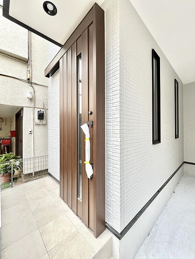 住まいの顔を演出する、玄関ドア。